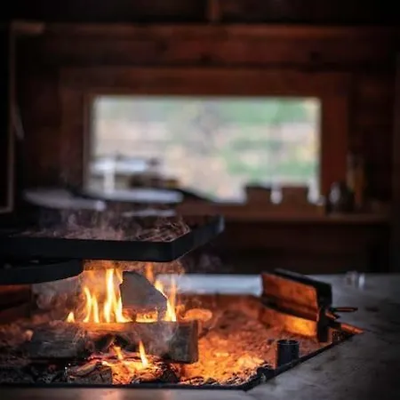 Wilderness Cabin At Huskyfarm Lake View イバロ